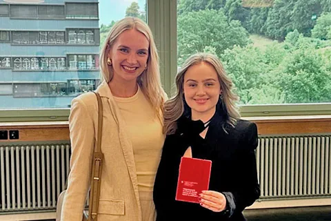 Shelley De Blanc mit Shania Toddaro nach deren EFZ-Abschluss