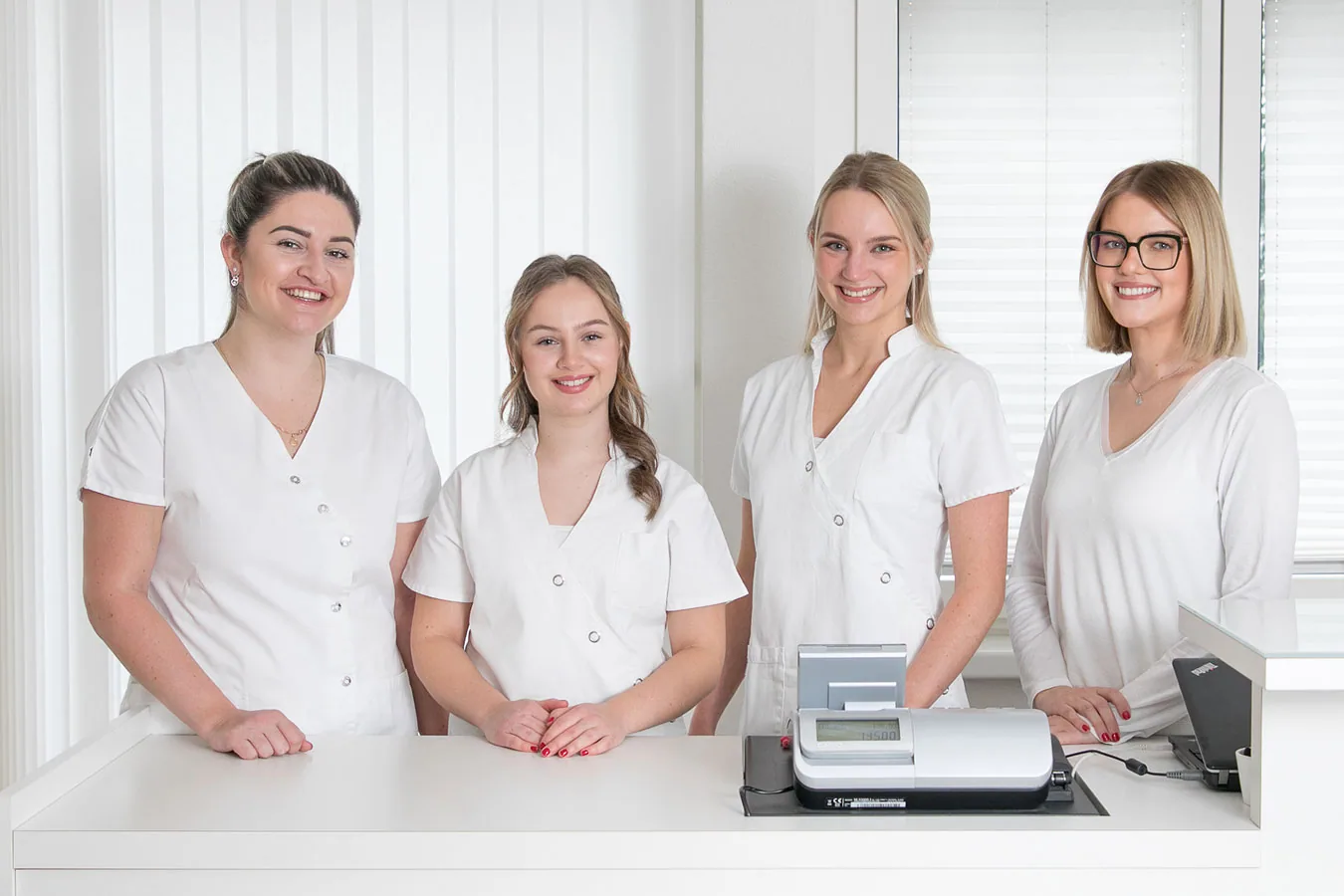 Das Team von Beauty House Brugg De Blanc im hellen Studio